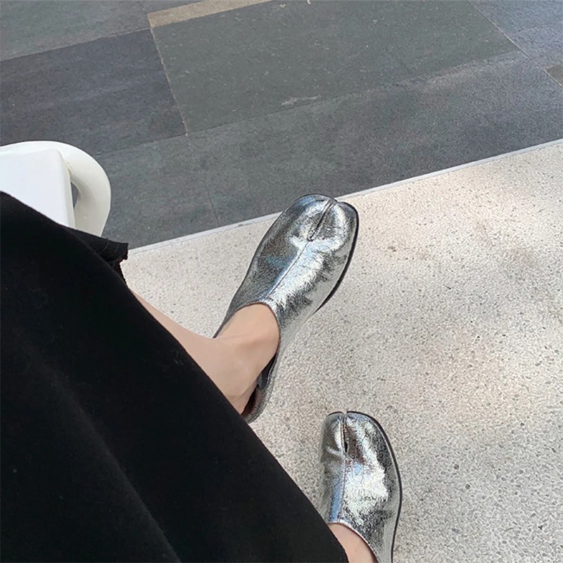 Genuine Sheepskin Leather Fashion Cracks Split Toe Thumb Boat Women’s Loafers Shoes Silver Flat Famous Brand Design Lairen Shoes