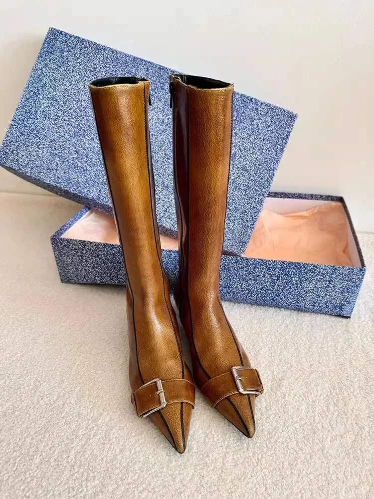 Подиумные сапоги до колена на низком каблуке с острым носком дизайнерские
