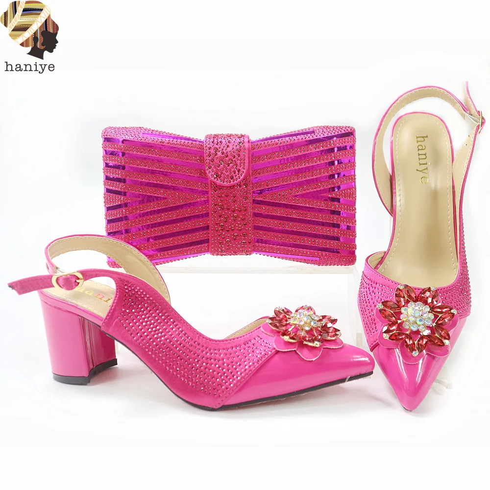 Женские одинаковые сандалии на каблуке с открытой пяткой острый носок со