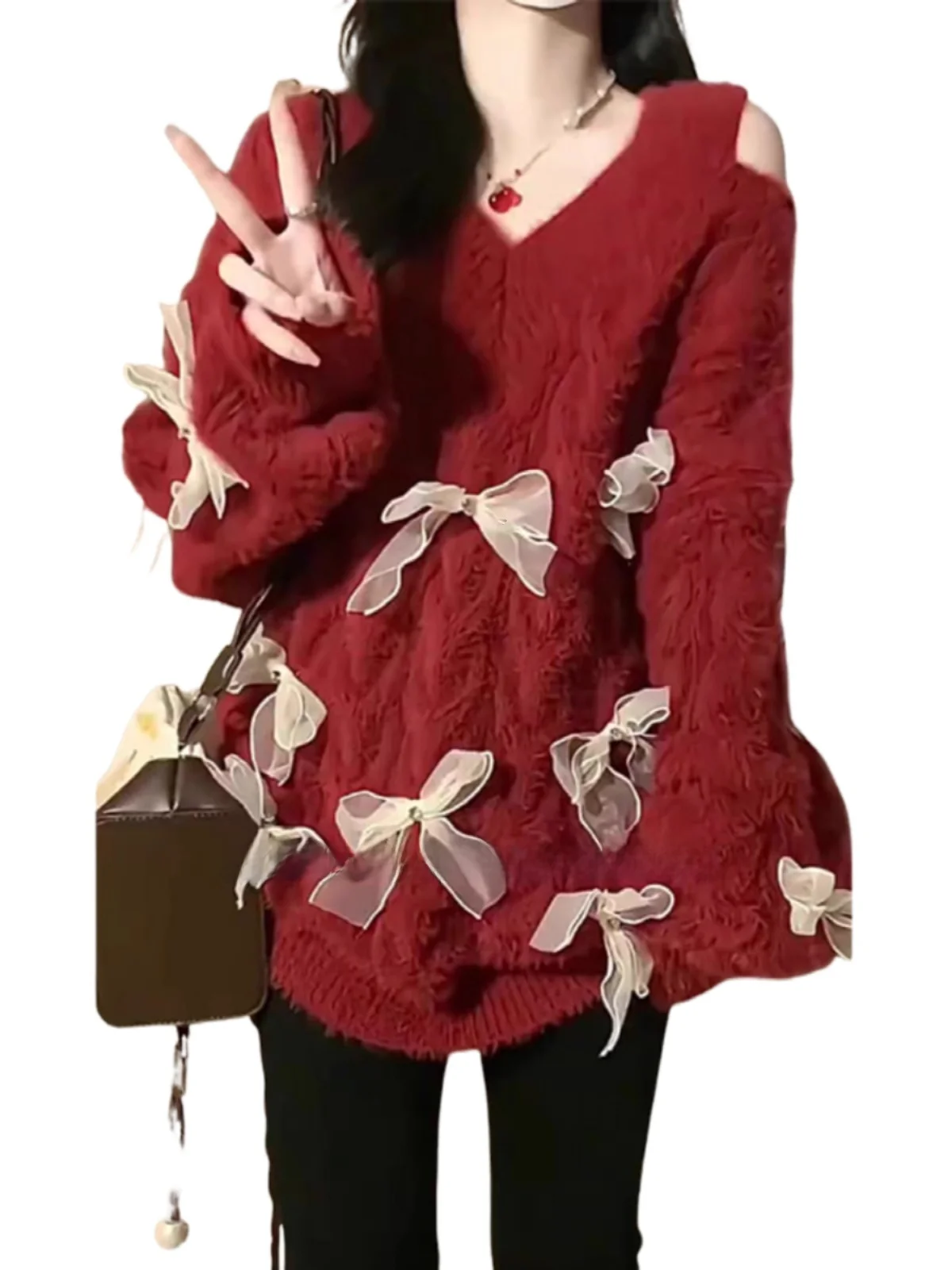 Мягкий клеевой свитер больших размеров с красным бантом и открытыми плечами