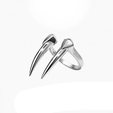 Серебряное кольцо с зубами вампира