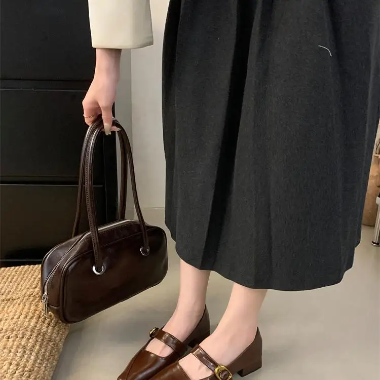 Туфли женские на плоской подошве с неглубоким носком и квадратным оксфорды