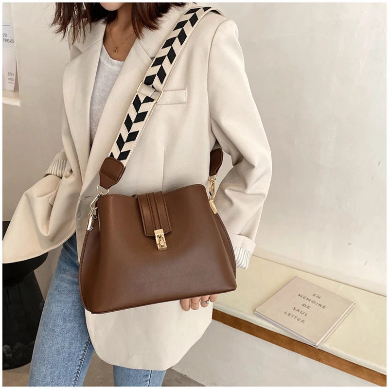 Large-Capacity Women'S Shoulder Bag Four Seasons Fashion Bucket Bag Casual Female Messenger Underarm Bag All-Match Broadband Bag