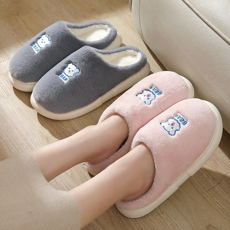 

Зимние теплые тапочки для мужчин и женщин, хлопковая обувь на толстой подошве, с мультяшным милым медведем, Нескользящие меховые шлепанцы д...