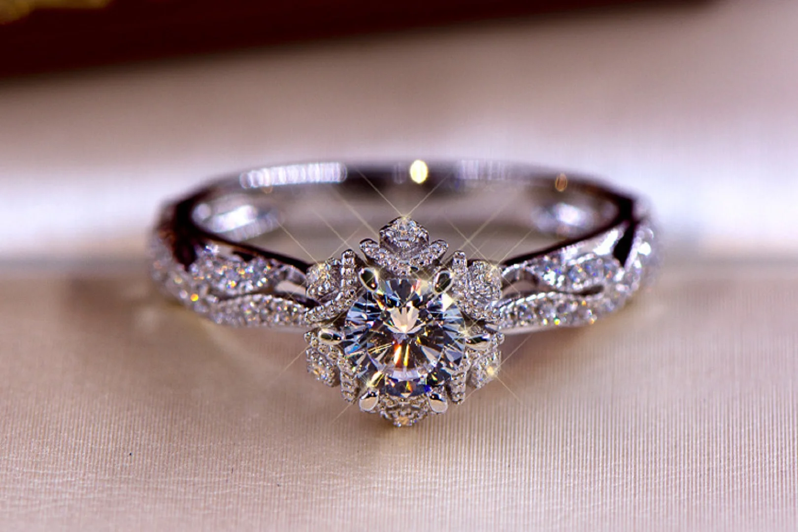 

Zhen Rong Hollow Flower Star Simulation 1 Carat Zircon Ring European And American Set Moissanite Zircon Engagement Ring