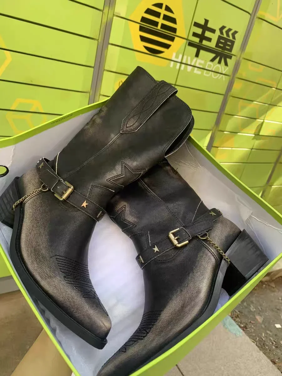 Ковбойские сапоги до середины икры с металлической пряжкой