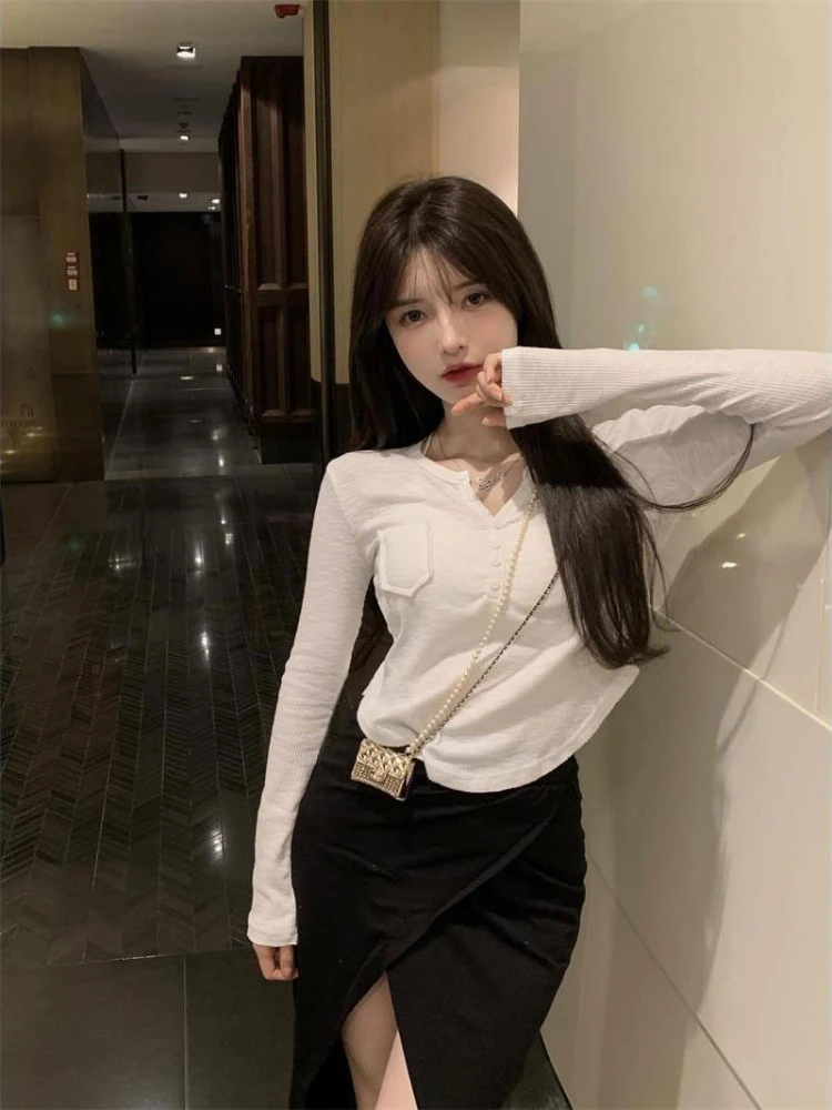 Одежда женские топы с V-образным вырезом простые приталенные футболки 2024 серая