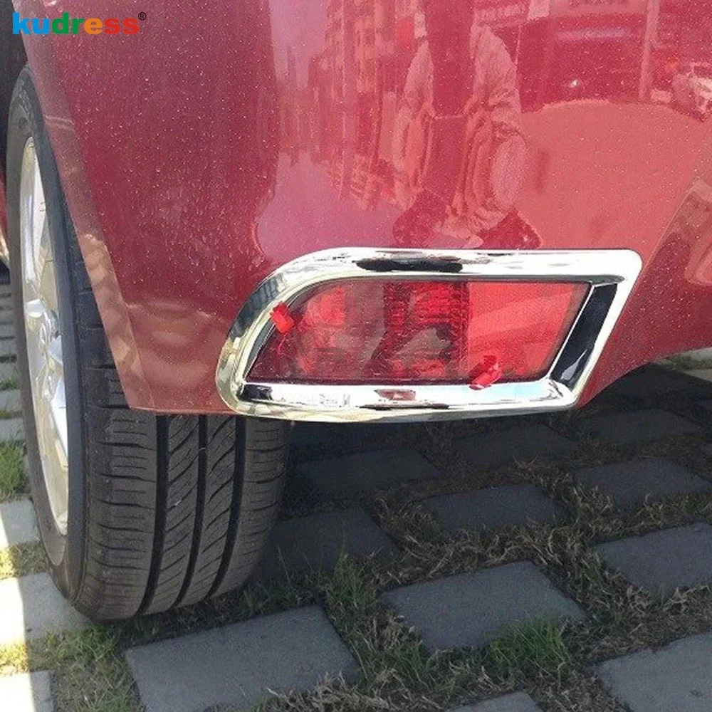 Фото Накладка на задний противотуманный фонарь для Toyota Yaris XP150 Hatchback 2014-2015, хромированная окантовка, аксессуары для автомобиля №3