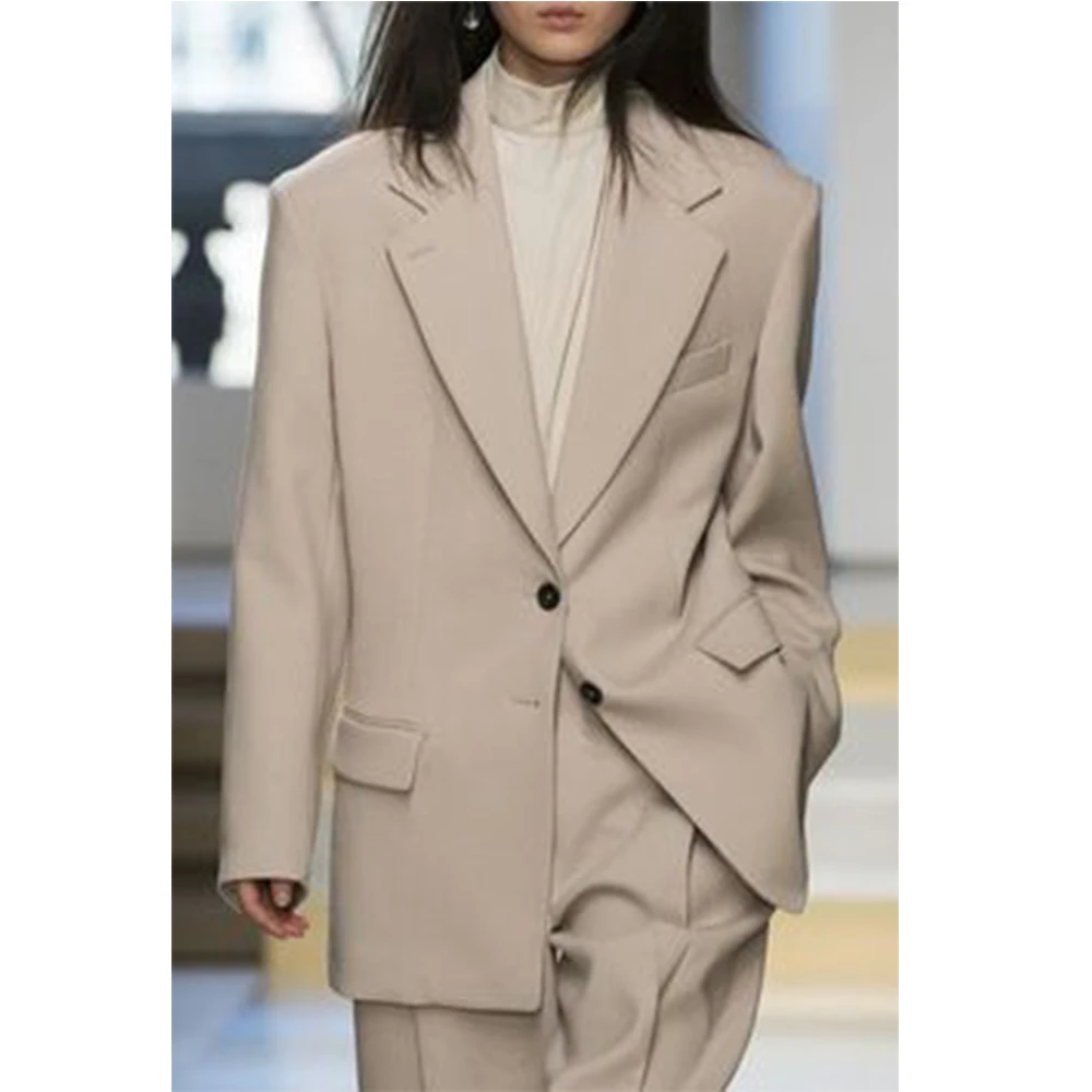 Костюм женский из двух предметов однотонный с V-образным вырезом