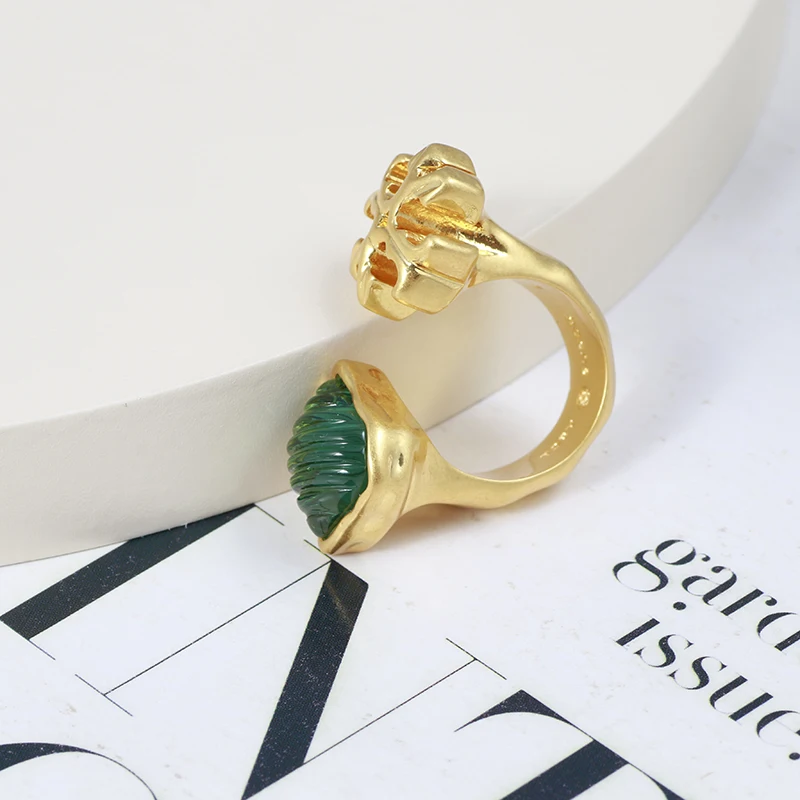 

Open ring does not pick up the hand circumference, vintage matt gold ring