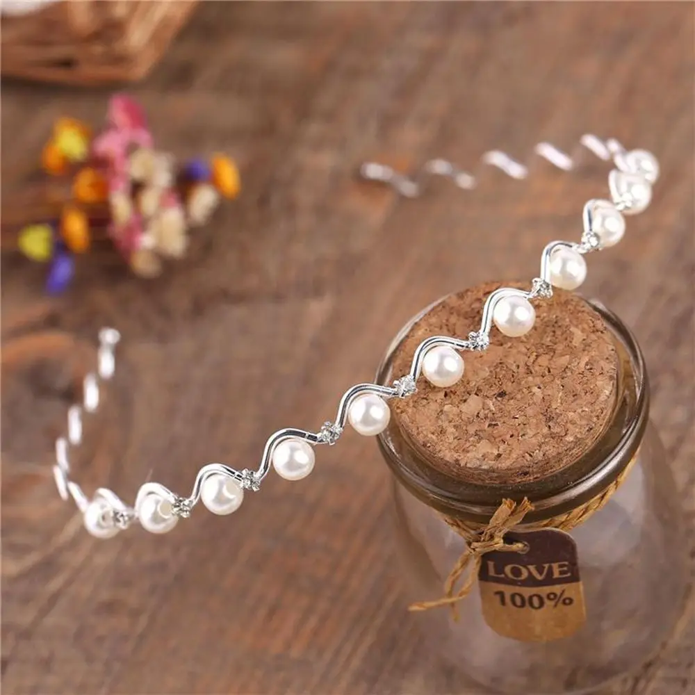 

Женская повязка на голову с жемчужинами и кристаллами