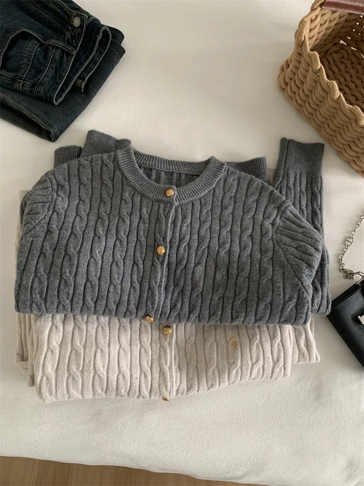 Свитер с круглым вырезом и вышивкой кабеля. Верхняя одежда. Женская весна осень.