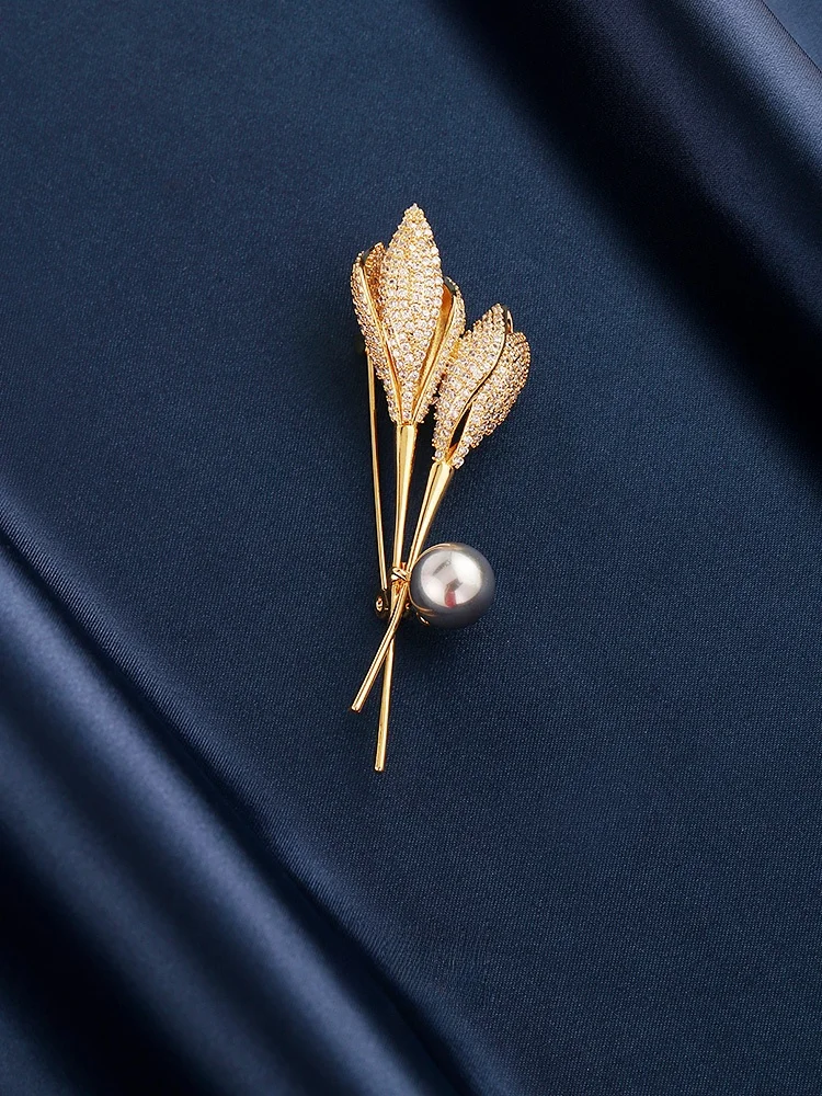 Брошь с жемчугом окрашенная фиолетовым лучом элитная женская изысканная