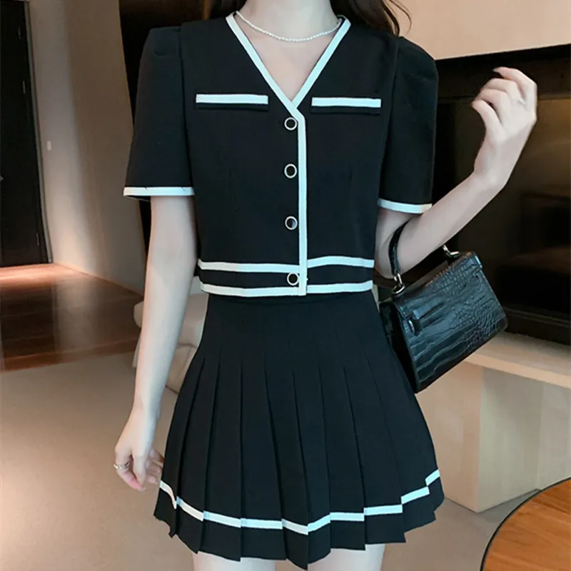 

Женский офисный костюм из двух предметов, модельный однобортный жакет с коротким рукавом и V-образным вырезом и плиссированная юбка с высок...