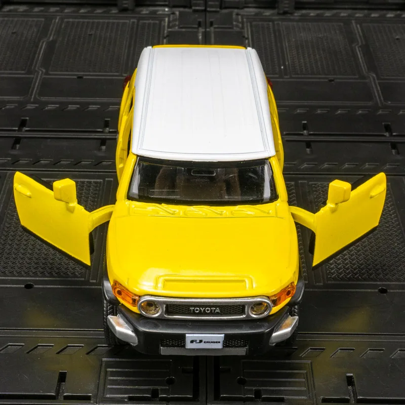 Коллекционная модель 1/32 Toyota FJ Cruiser из металлического сплава создана под