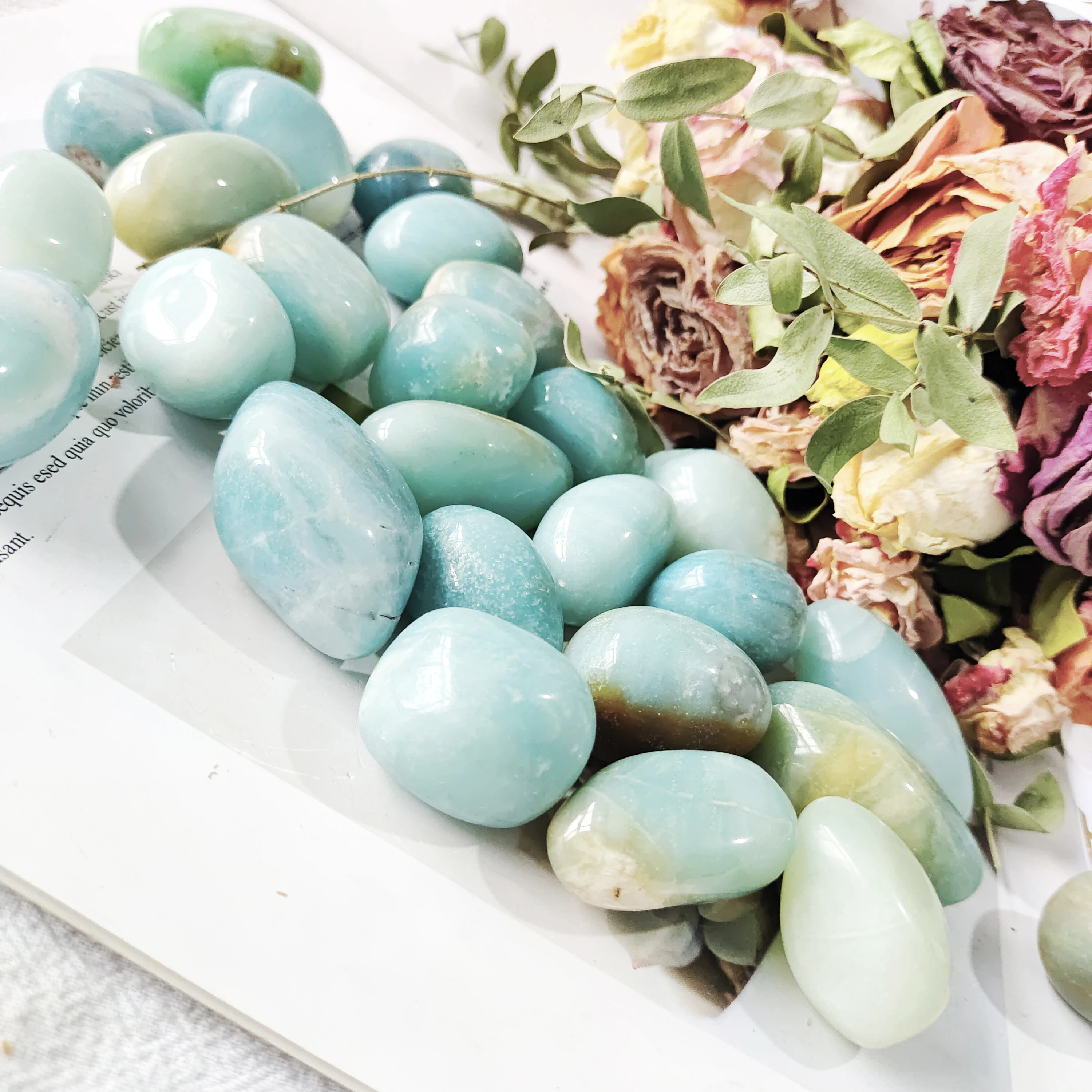 

Оптовая продажа, натуральные голубые Карибские камни лечебные рейки, украшения для дома, полированные кварцевые кристаллы