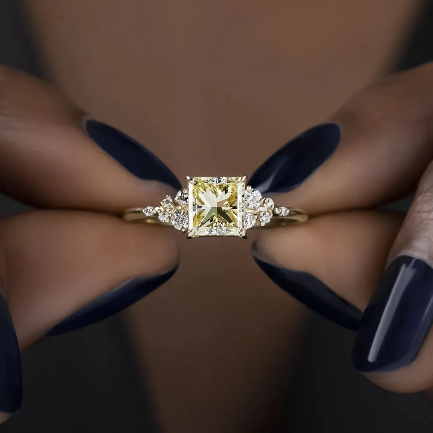 JOVOVASMILE  Moissanite Certificada Diamond Wedding Ring 1carat Light Yellow Princess Cut 18k Gold Flower Design Fashion Jewelry