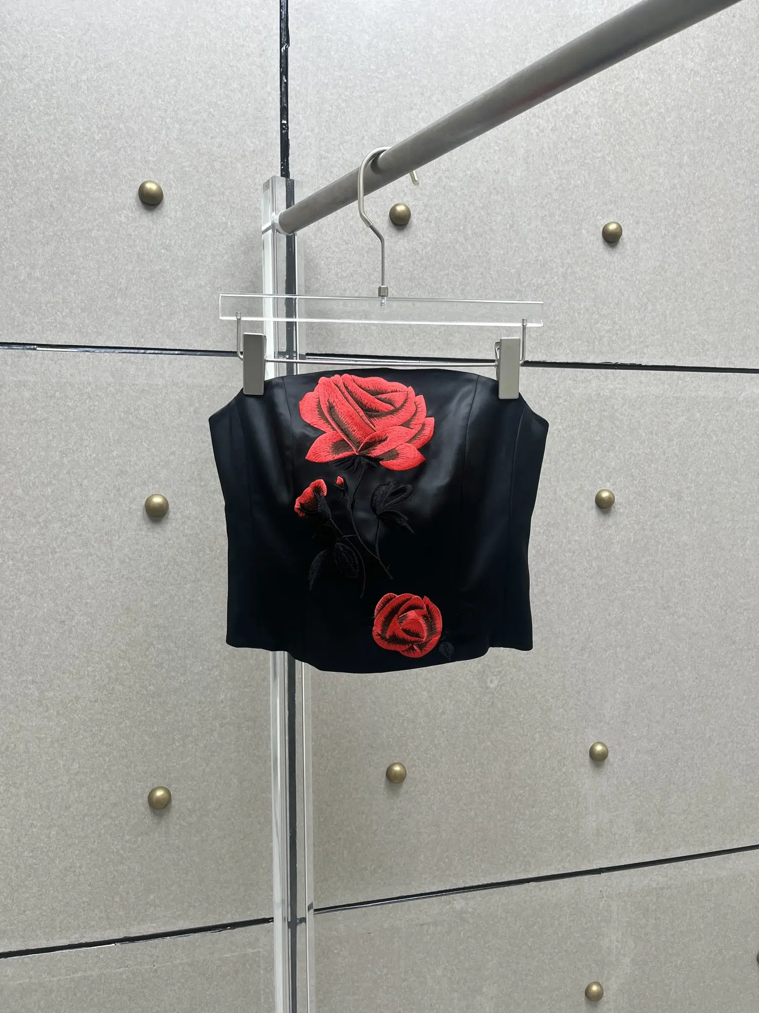 

Big rose three-dimensional embroidery wrapped chest, classic black never out of date durable 5.25