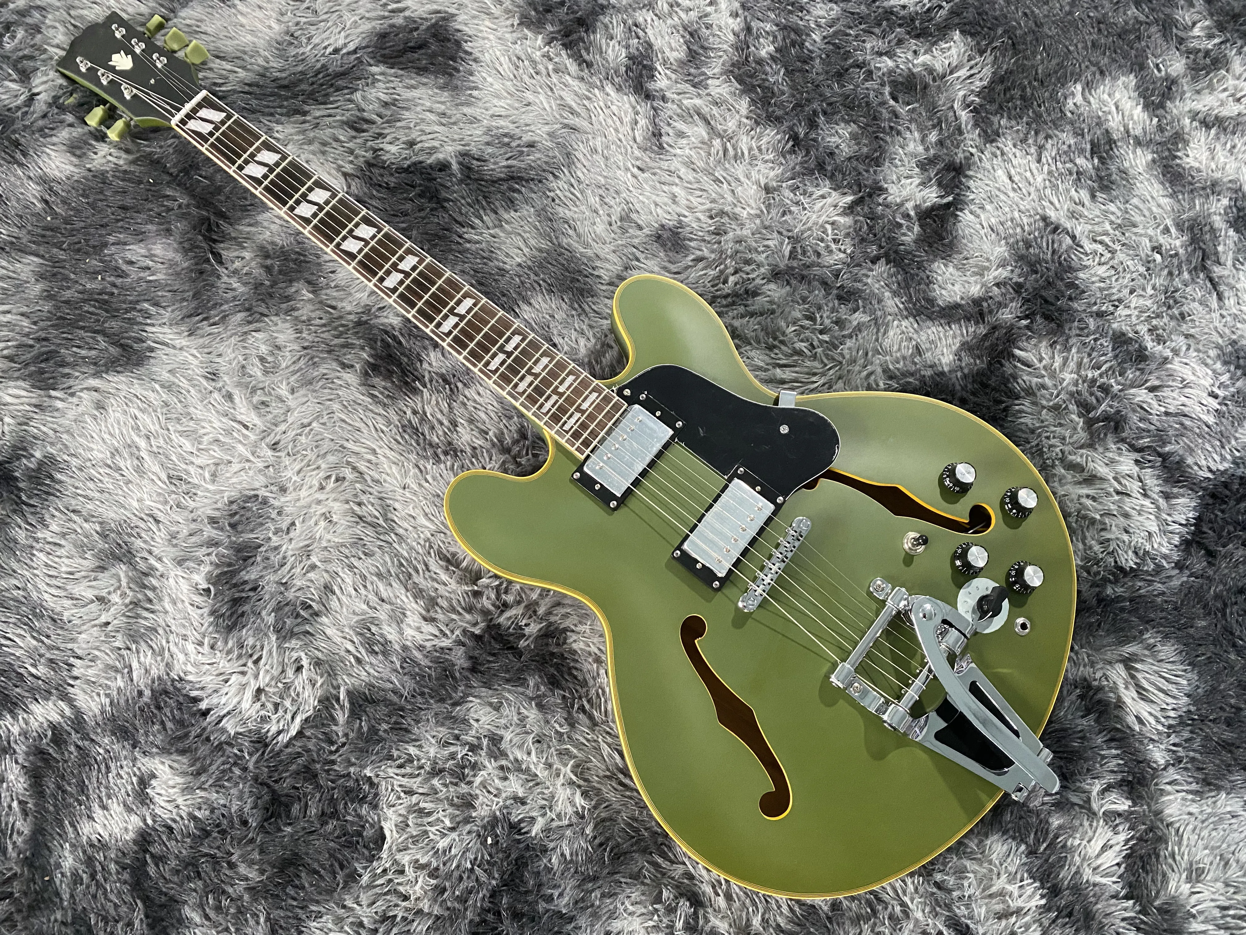 Fender stratocaster corona california nec. Названия электрогитар. Электрогитара fender squier bullet stratocaster машинка. Бюджетные электрогитары для начинающих. Flight electric guitar.