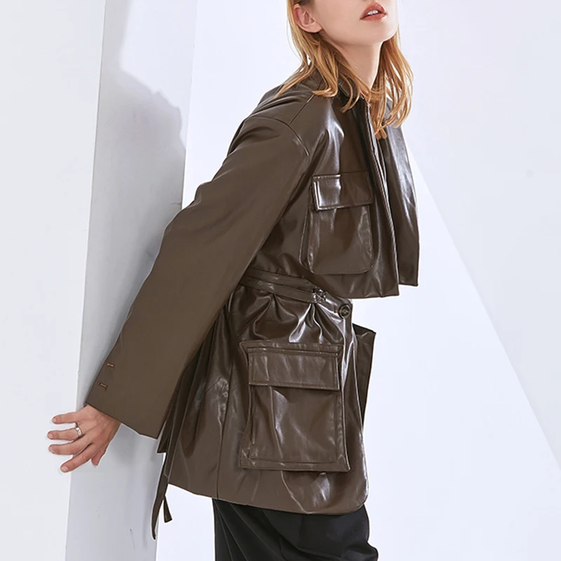 Куртка женская однобортная составного кроя с карманами V-образным вырезом и