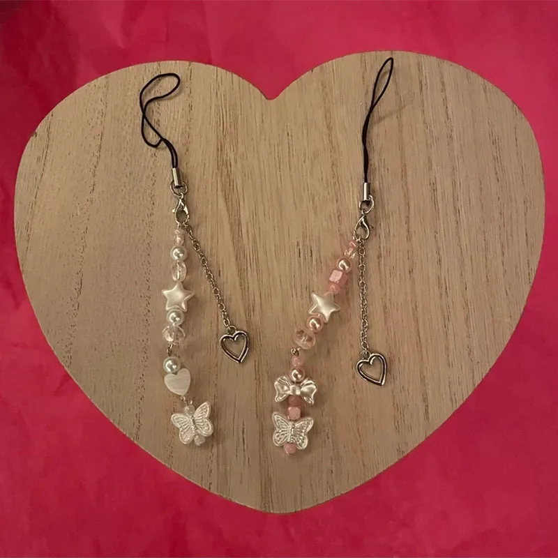 

Подходящий брелок для телефона с изображением розового и белого цветов