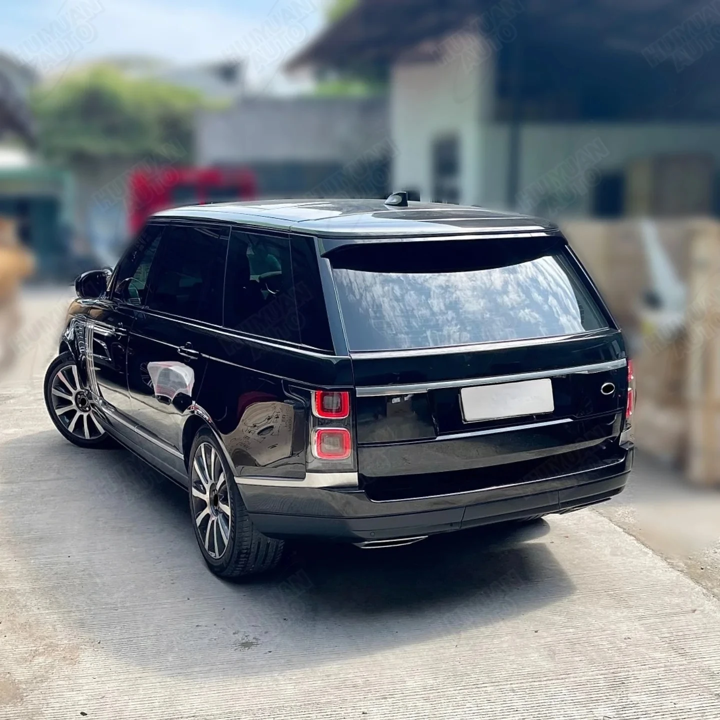 Фото Для Range Rover Vogue 2013-2017: Обновление до модели 2022 года (OEM) — комплект обвеса нового дизайна (передний и задний бамперы) №3
