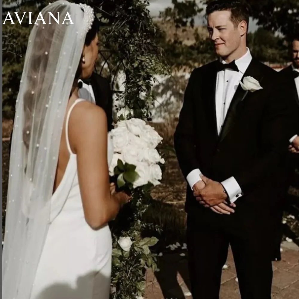 Свадебное белое платье на тонких бретельках с v-образным вырезом по