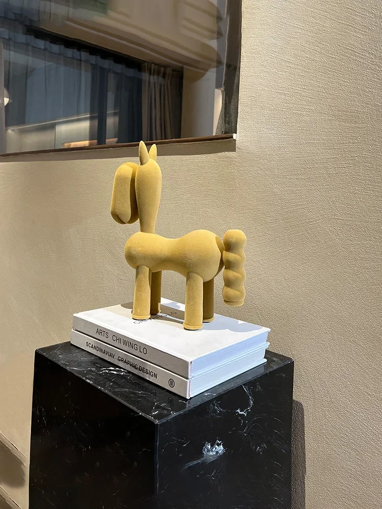 Флокированная статуя лошади