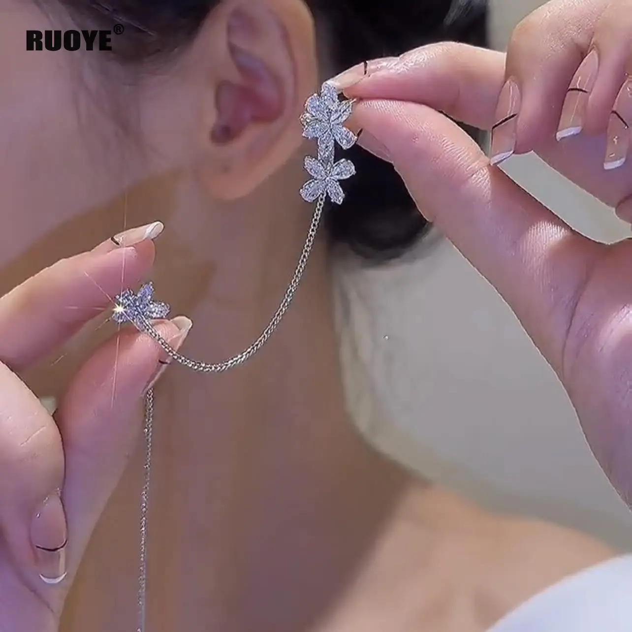 

1 шт., серебряные серьги-клипсы с цепочкой, серьги с кристаллами и цветами, длинные серьги для женщин, ювелирные изделия, новинка, клипсы для у...