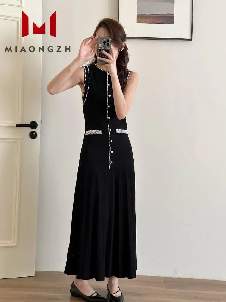 Женское трикотажное платье с круглым вырезом без рукавов высокой талией