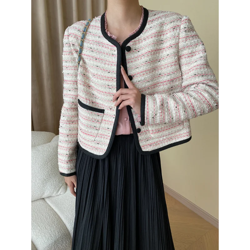 Женское короткое пальто в контрастную полоску