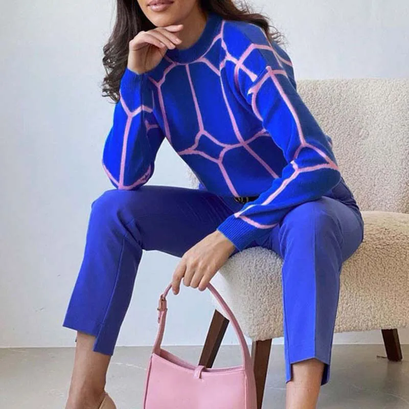 Женский трикотажный свитер с круглым вырезом длинным рукавом