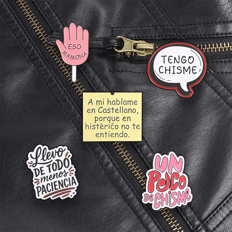 Фото Значок-пин «Un Poco De Chisme Tengo Chisme» на испанском языке, розовый, милый мультяшный значок для испаноговорящих и забавный аксессуар для одежды №1