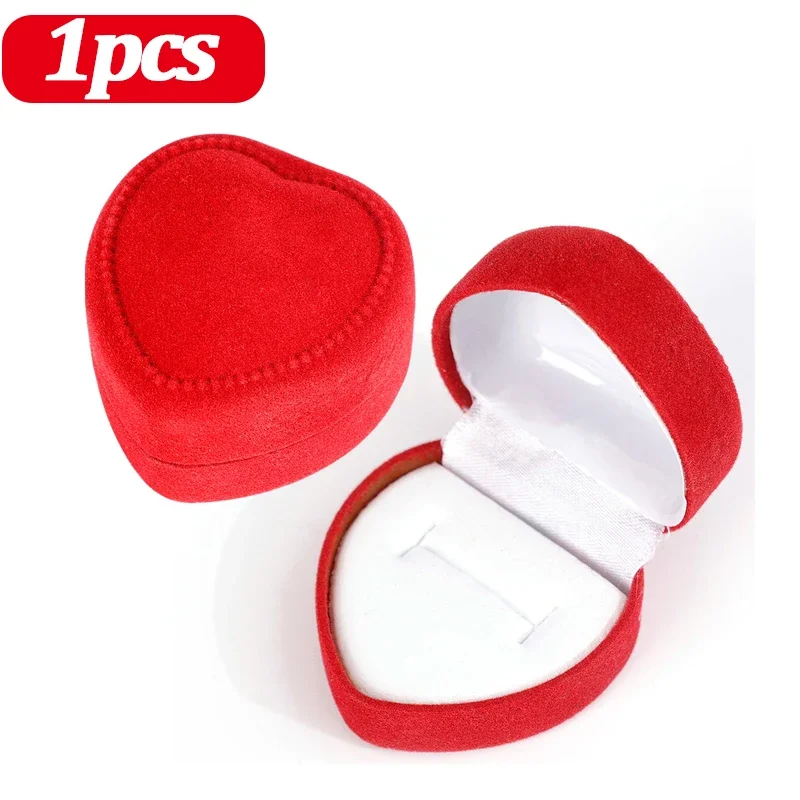 

Красная бархатная шкатулка для колец