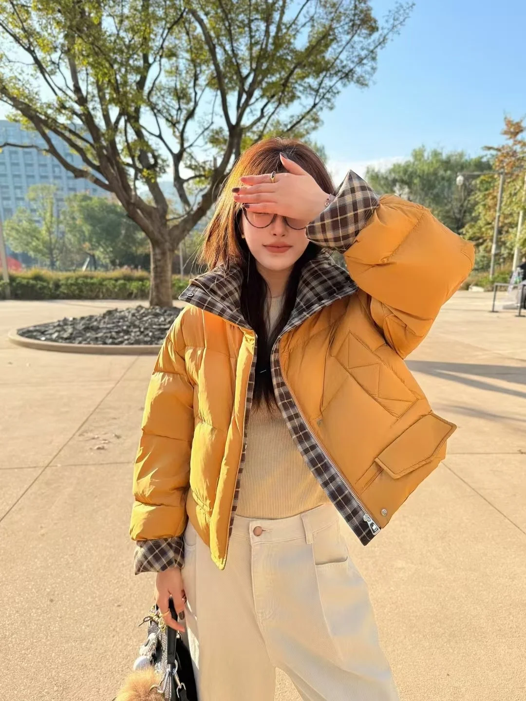 2024 зимний клетчатый пуховик контрастного цвета с воротником-стойкой короткий