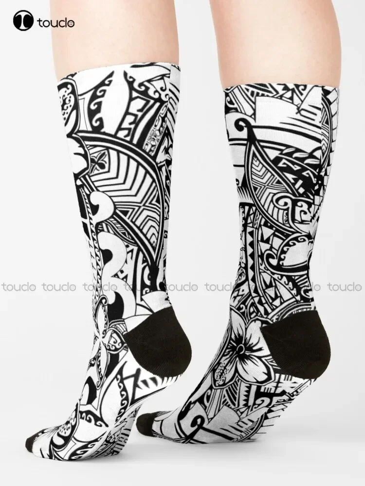 Это всегда черные или белые полинезийские носки с татуировками спортивные