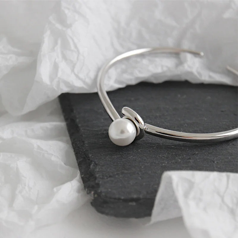 Женский серебряный браслет в минималистическом стиле