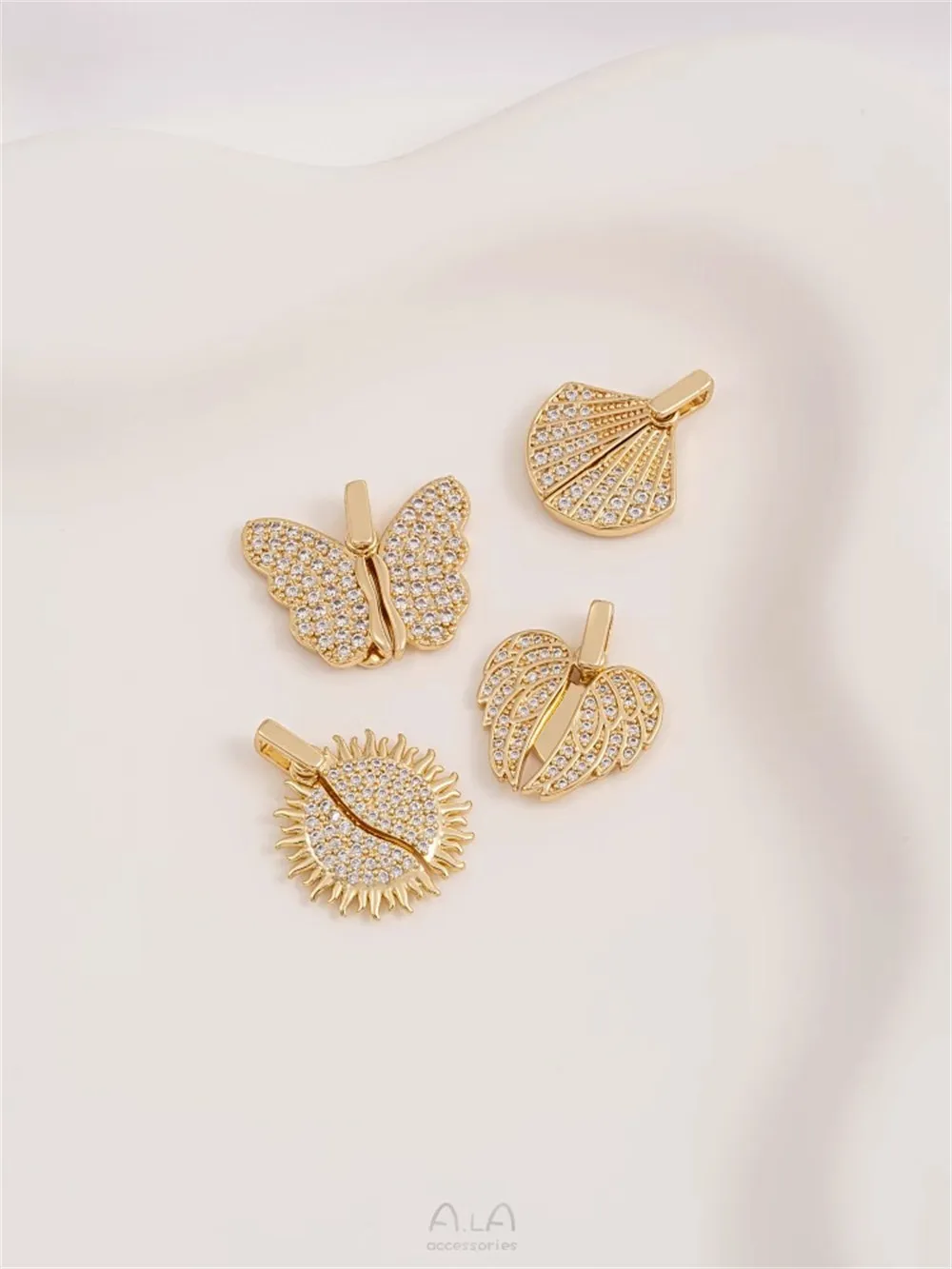 Упаковка из 14-каратного золота с крыльями бабочки микроинкрустации цирконом