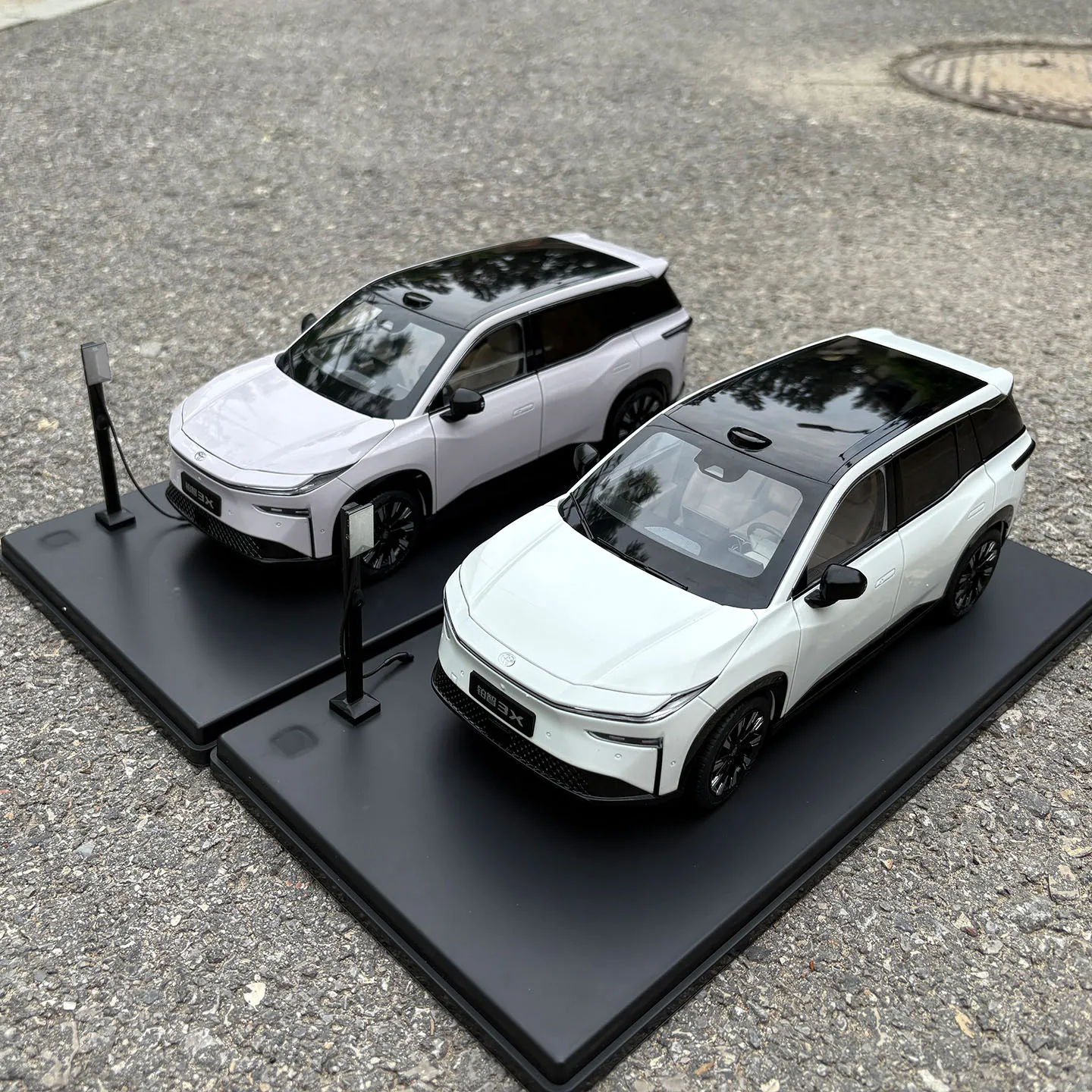 Фото Масштабная модель 1:18, Toyota bZ3X EV, электрический внедорожник, литая модель автомобиля для демонстрации, подарков и коллекций №3