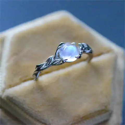 Женское кольцо в стиле бохо с инкрустацией из натурального лунного камня