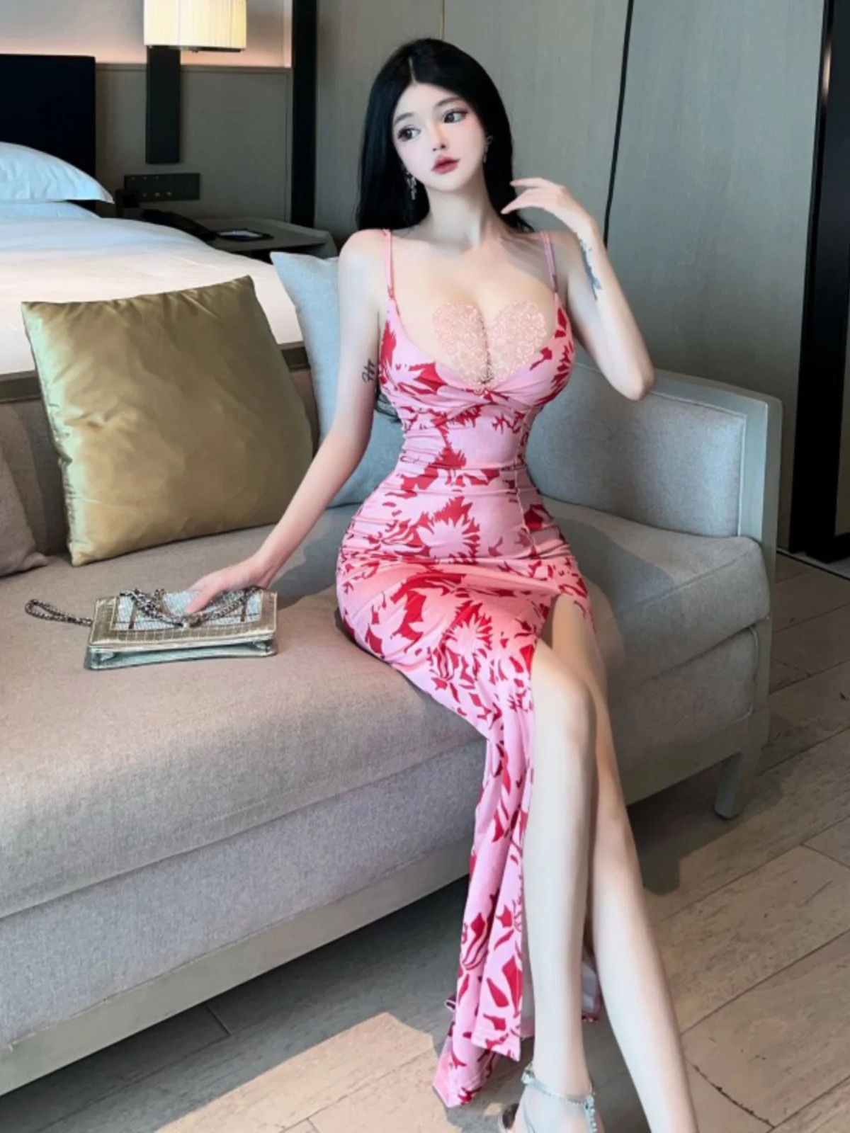 Цветное платье на бретельках с глубоким вырезом и v-образным женское сексуальное