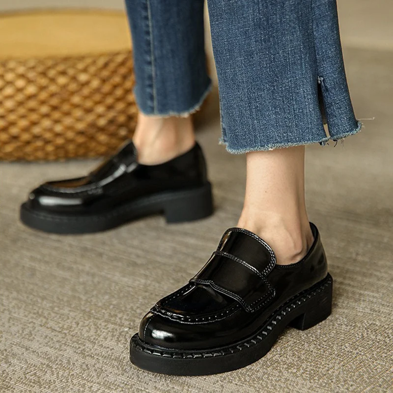 

Женские лоферы из лакированной кожи, на плоской подошве и квадратном каблуке, в стиле ретро