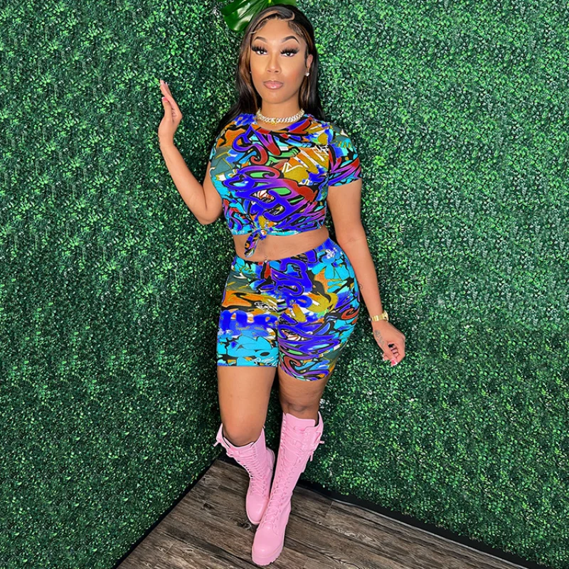 

Женский комплект WUHE с принтом граффити, футболка с коротким рукавом и шорты, летний костюм 2023, комплект из двух предметов, наряды, повседневный спортивный костюм