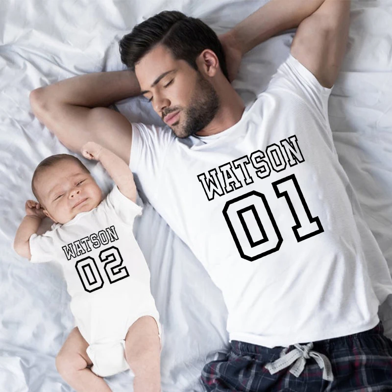 Одинаковые рубашки для всей семьи. Папа и сын в рубашках. Фэмили лук с мальчиком. Семья одежда. Парные майки для папы и сына.