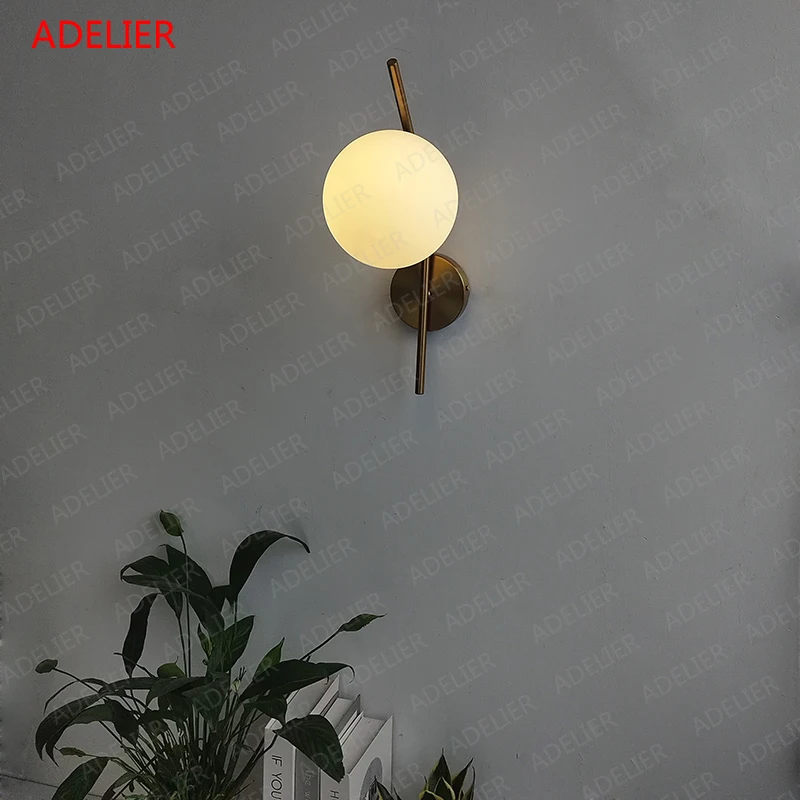 Настенная лампа со стеклянным шаром бра в современном стиле для гостиной