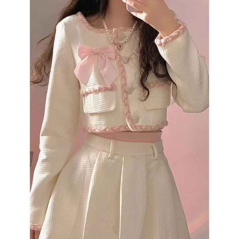 

Женский костюм с коротким жакетом и мини-юбкой, элегантный костюм бежевого и белого цветов с бантом и юбкой с кисточками на подоле, костюм из двух предметов, осень 2019