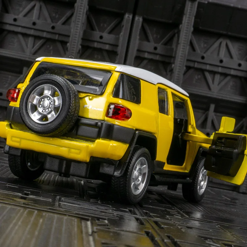 Коллекционная модель 1/32 Toyota FJ Cruiser из металлического сплава создана под