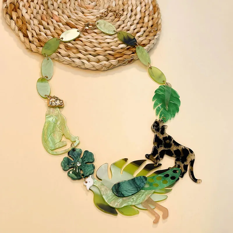 Ожерелье женское длинное с большим кулоном в виде цветных растений