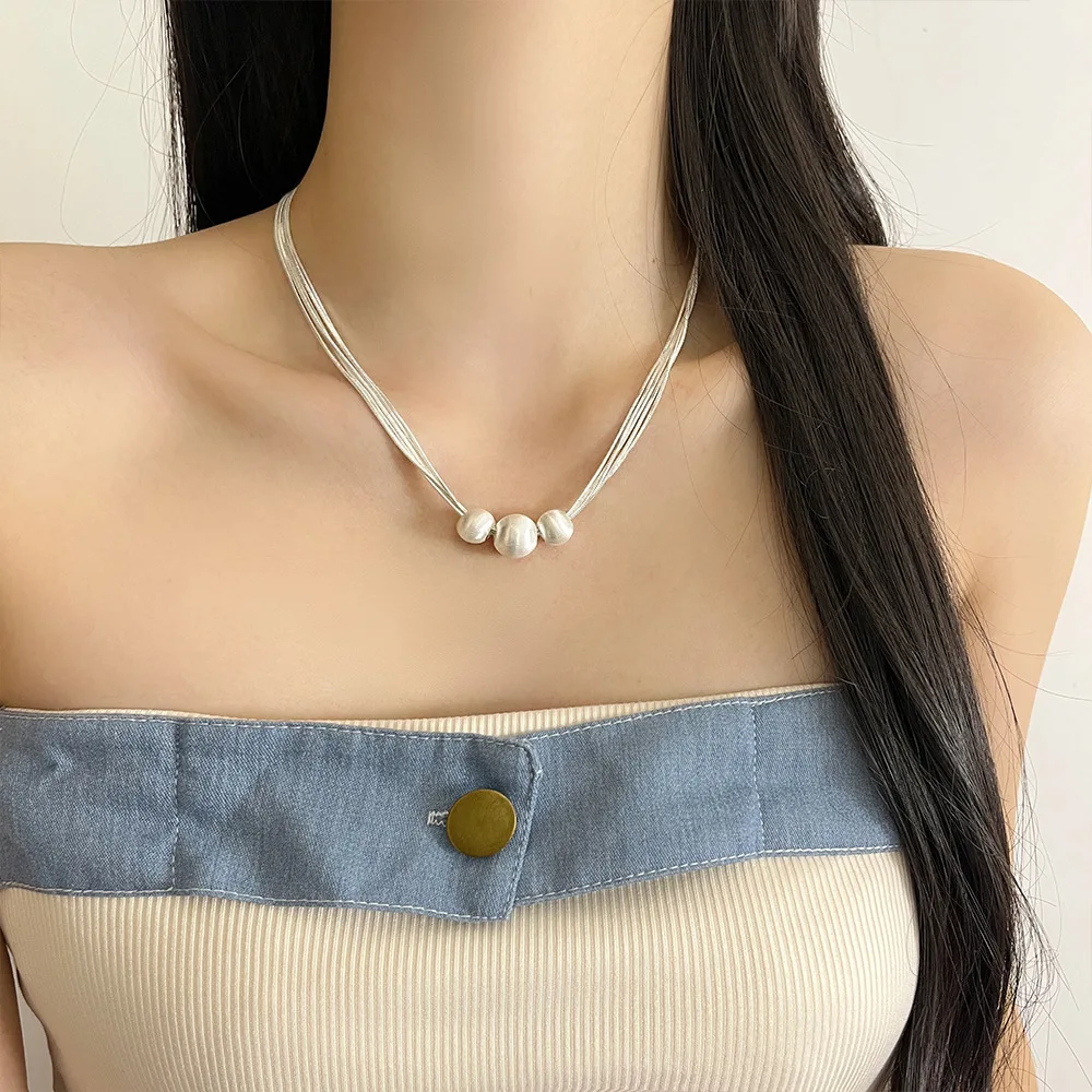 Многослойное ожерелье с металлическими матовыми круглыми бусинами женское