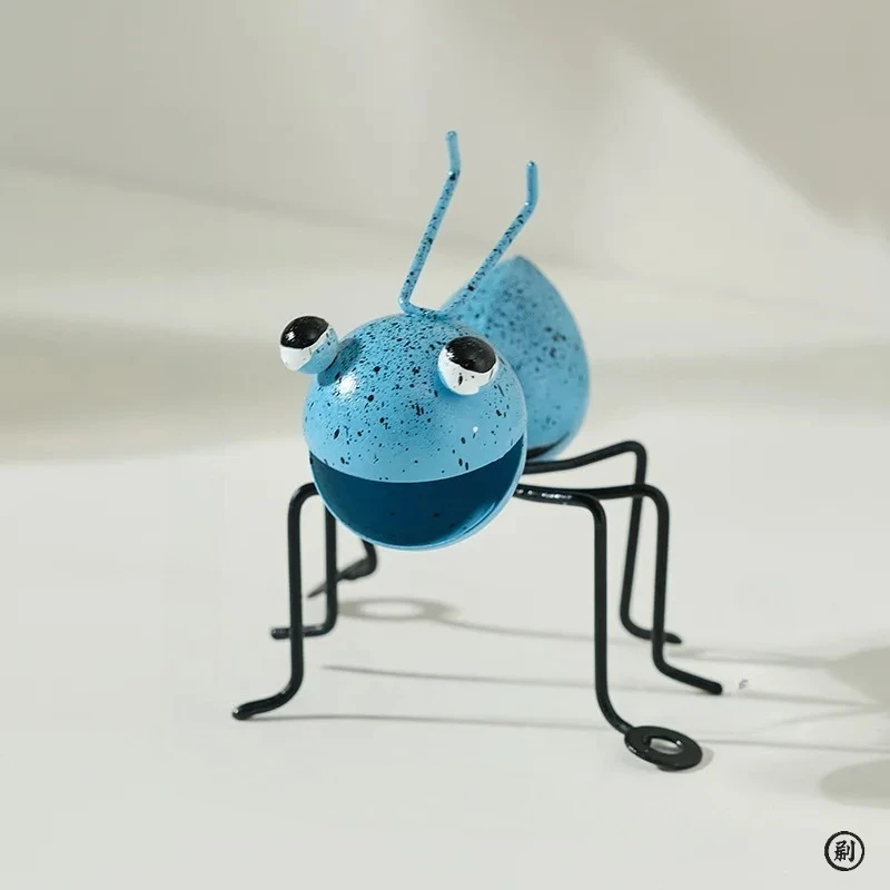 

Декоративная металлическая скульптура муравья